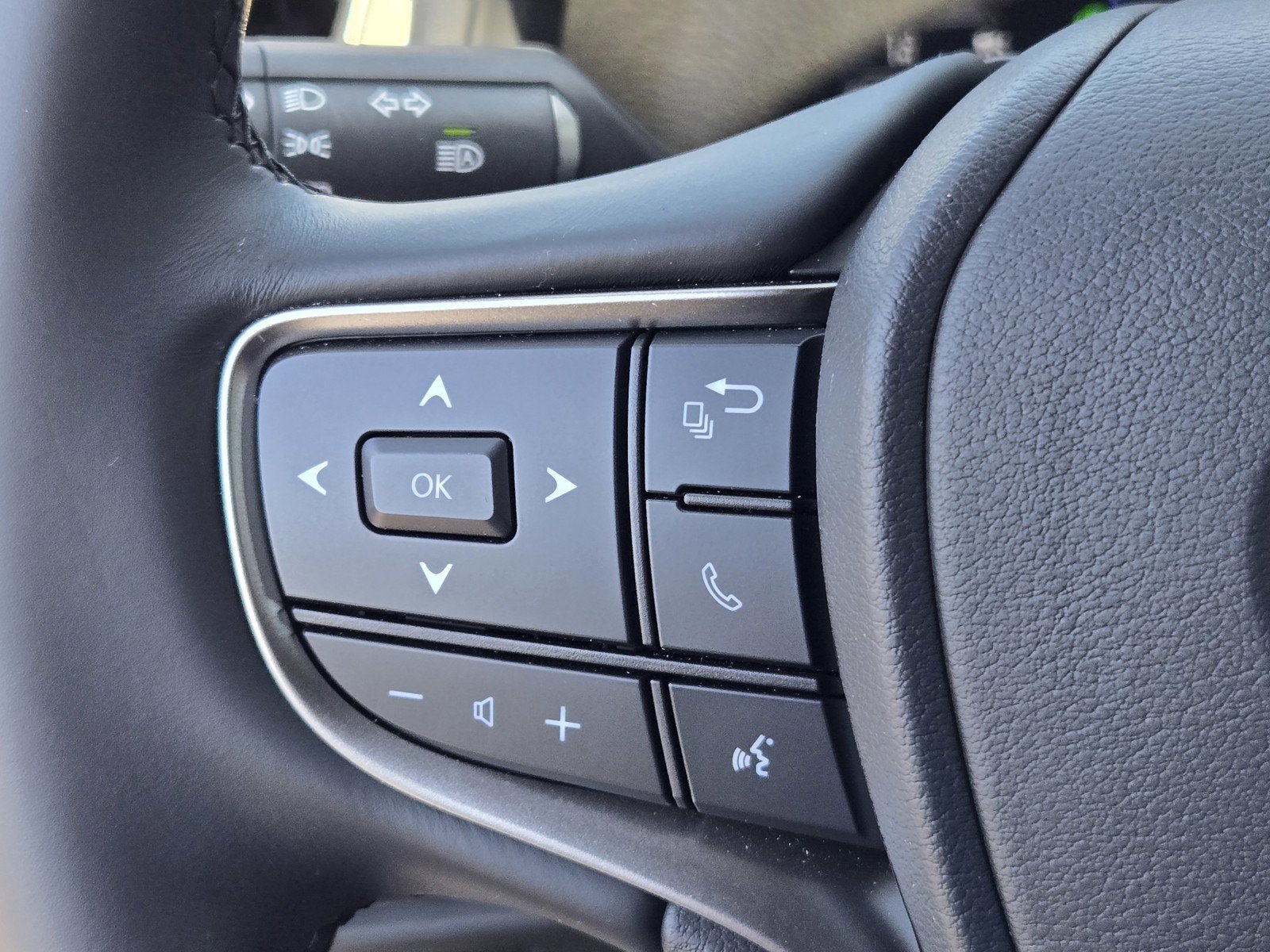 Used 2025 Lexus UX 300h FWD image 25