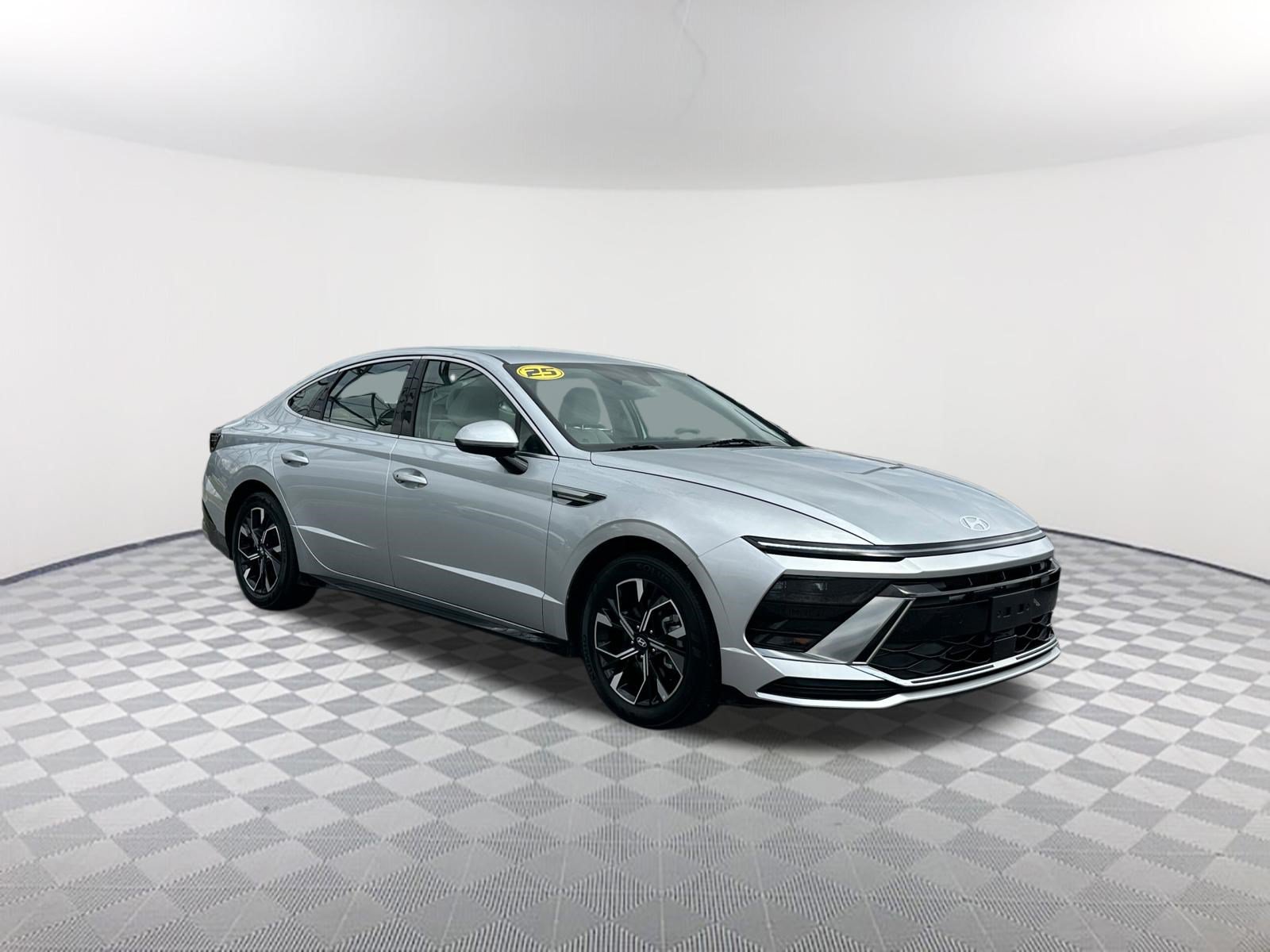 Used 2025 Hyundai Sonata SEL FWD image 3