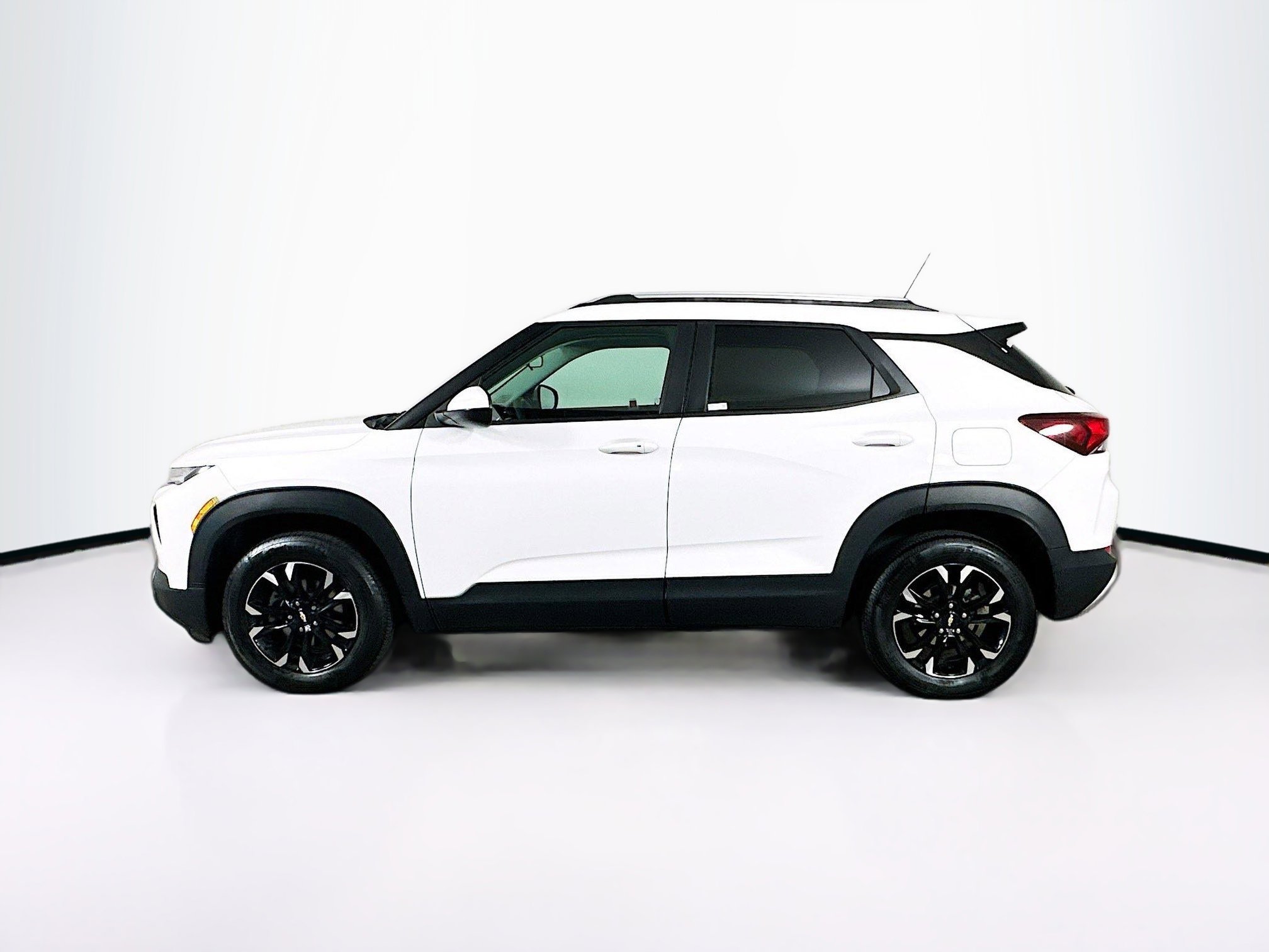 Used 2022 Chevrolet TrailBlazer LT w/ Driver Confidence Package image 4