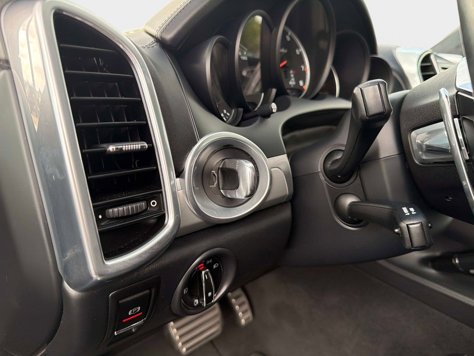 Used 2015 Porsche Cayenne Turbo AWD/4WD image 42