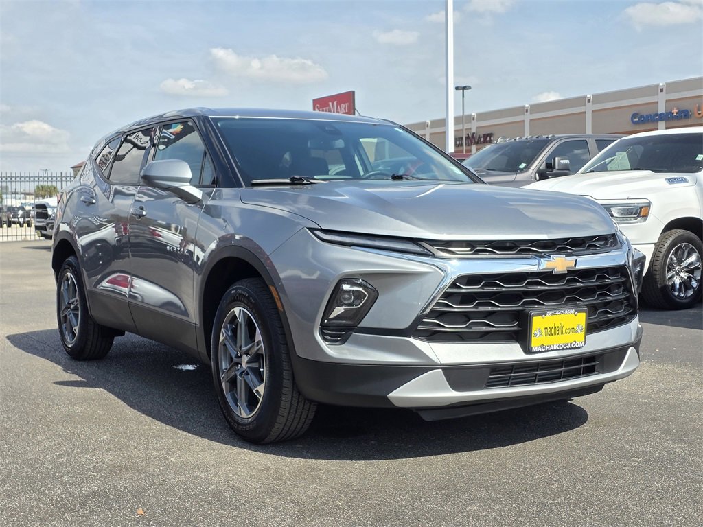 Used 2025 Chevrolet Blazer LT image 3