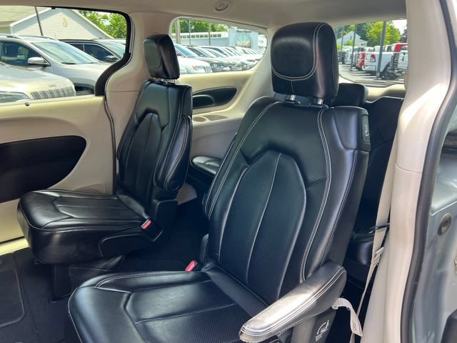 Used 2023 Chrysler Pacifica Touring-L FWD image 4