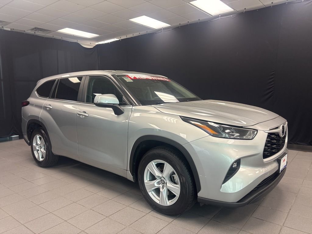 Used 2024 Toyota Highlander LE FWD image 1