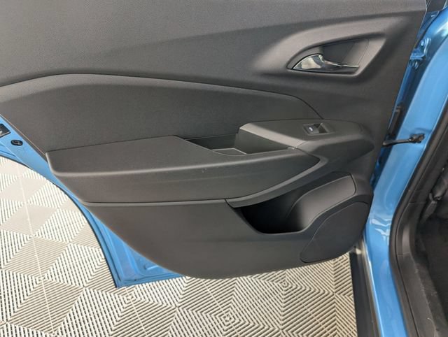 Used 2025 Chevrolet Trax RS FWD image 24