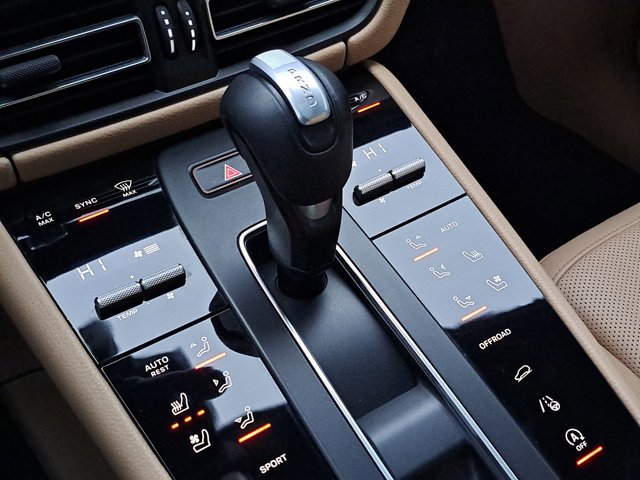 Certified 2023 Porsche Macan image 34