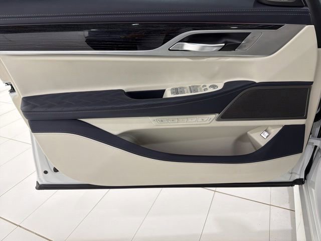 Certified 2022 BMW 750i xDrive w/ Luxury Rear Seating Package AWD/4WD image 10