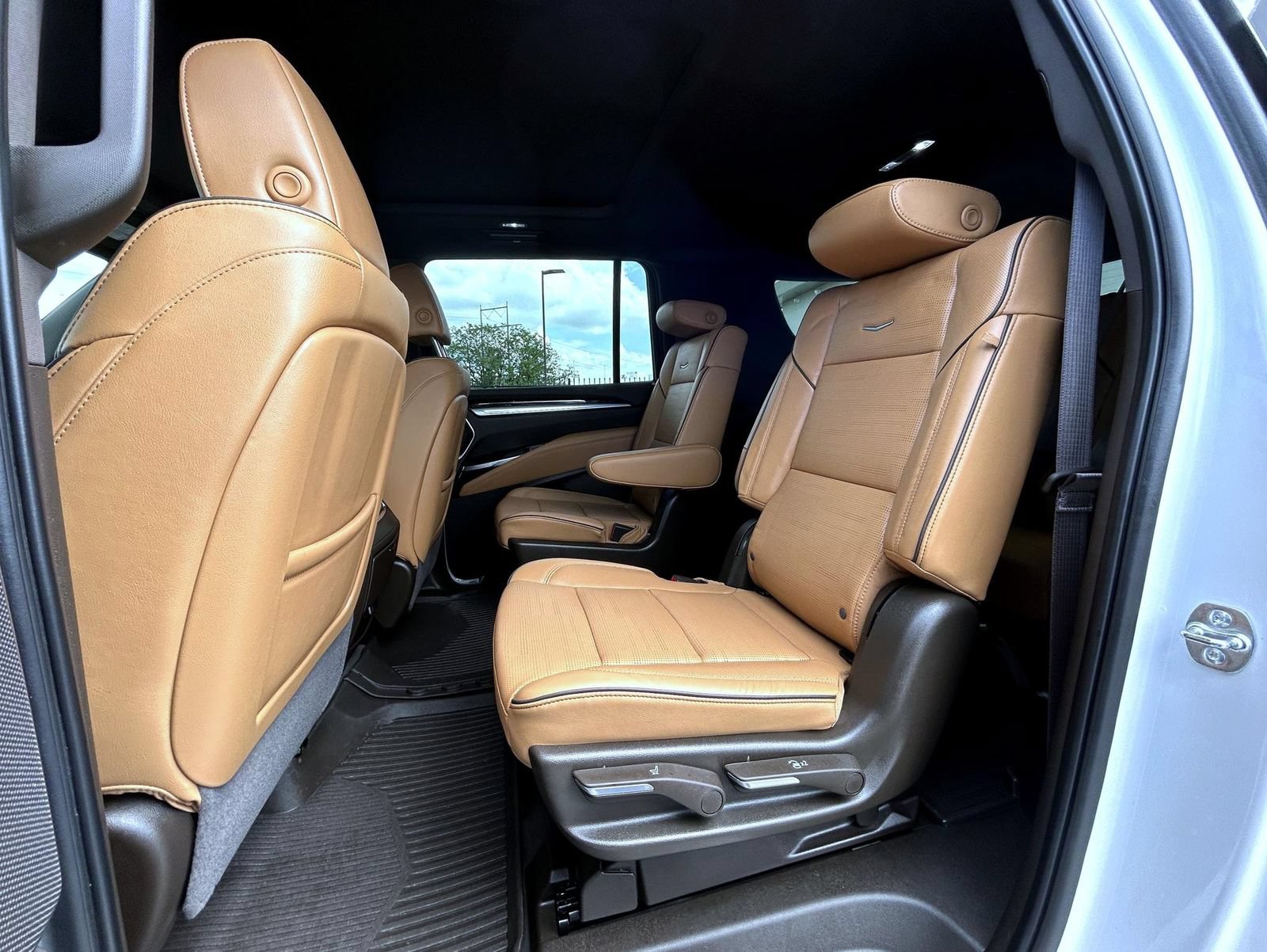 Certified 2025 Cadillac Escalade ESV Premium Luxury w/ Touring Package AWD/4WD image 21