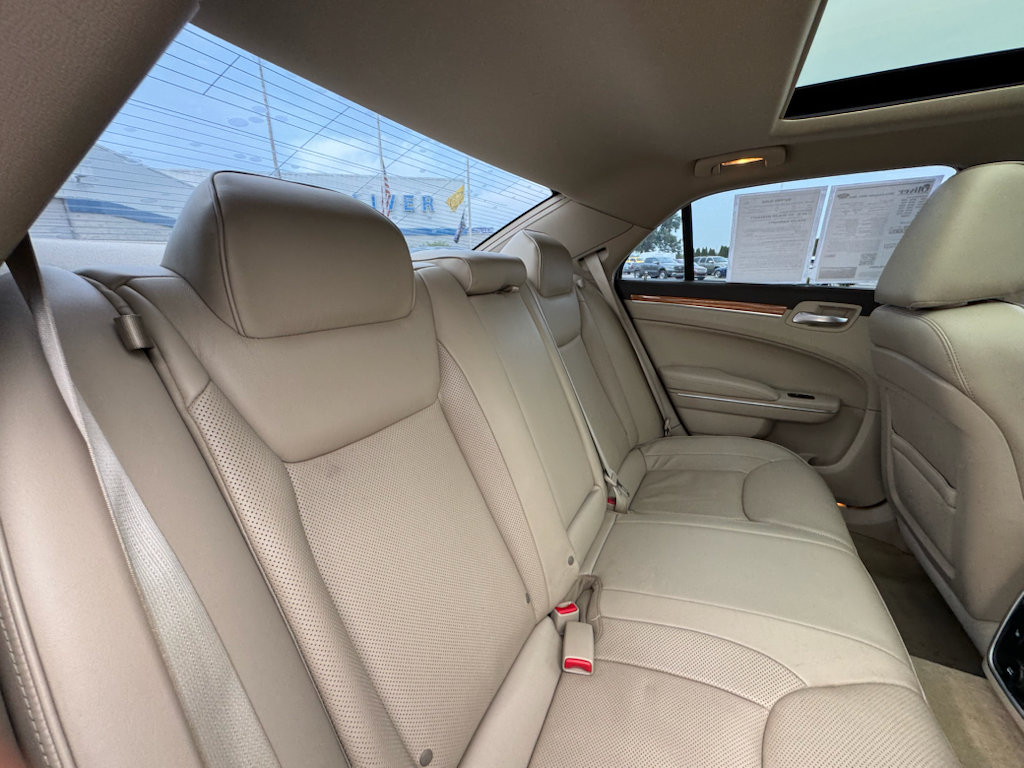 Used 2014 Chrysler 300 C RWD image 16