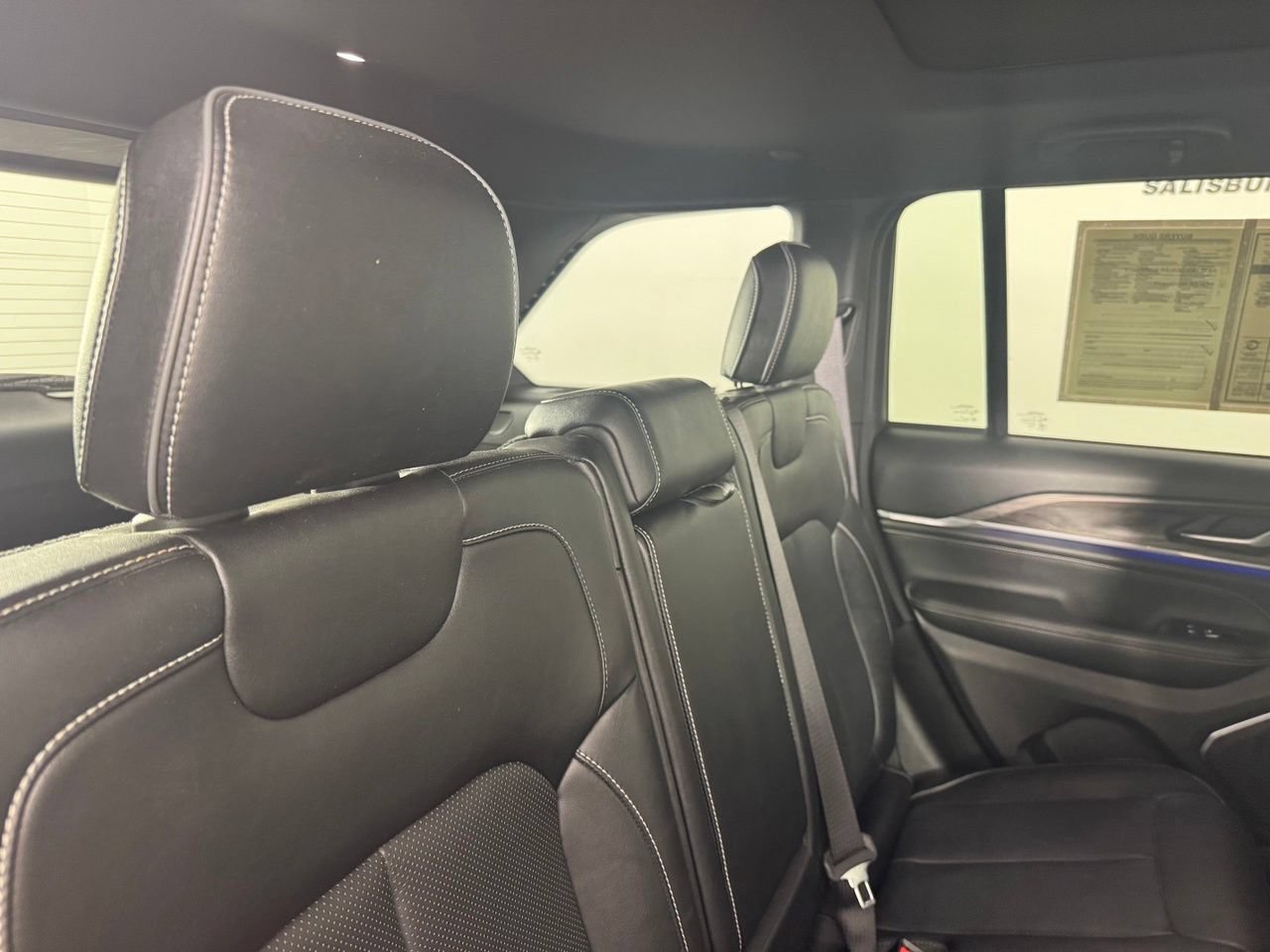 Used 2023 Jeep Grand Cherokee Overland AWD/4WD image 37