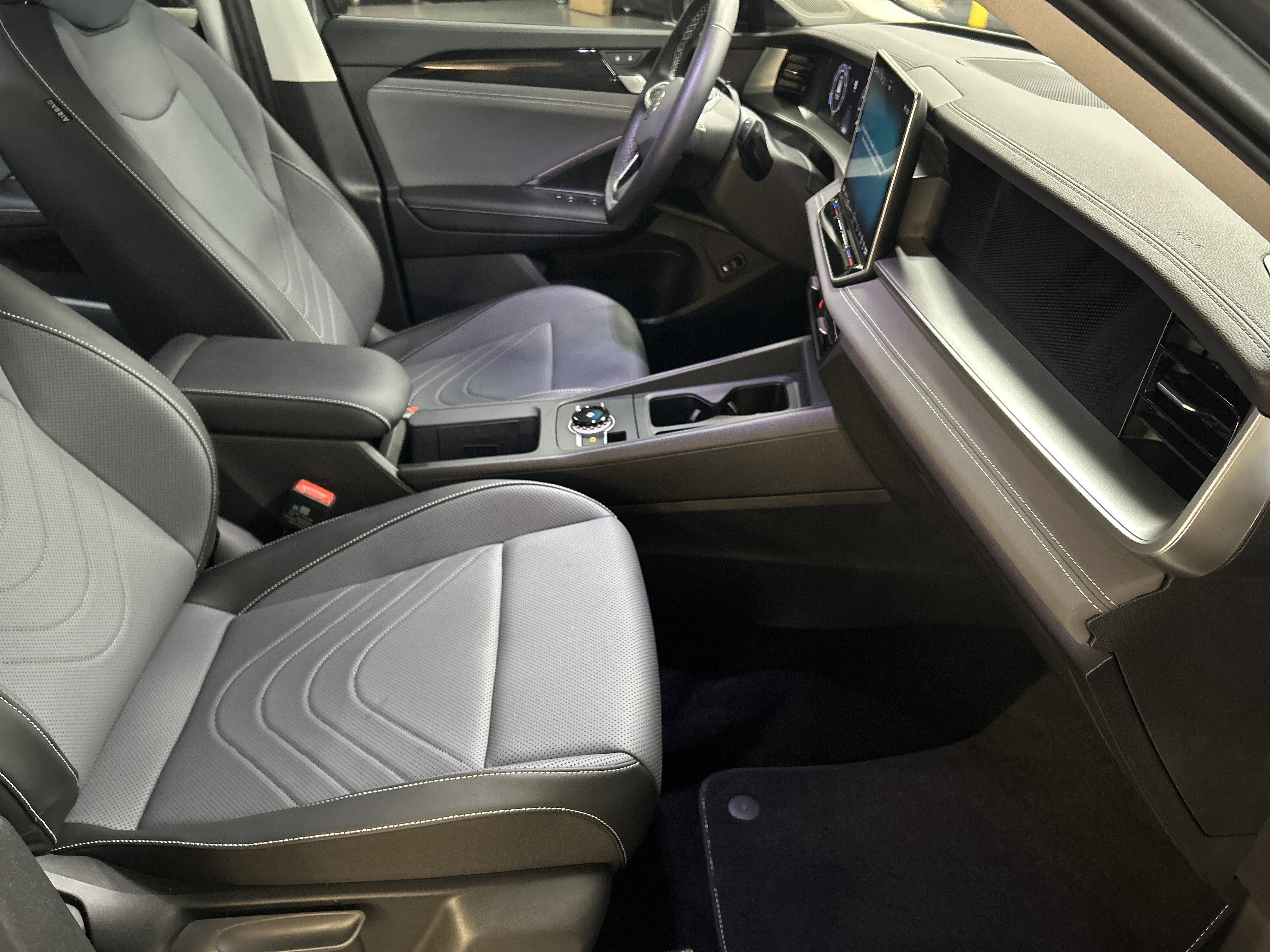 Used 2025 Volkswagen Tiguan SE FWD image 35