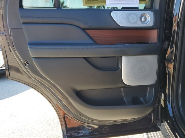 Used 2022 Lincoln Navigator Reserve image 14