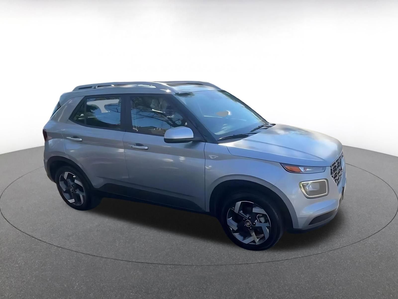 Used 2025 Hyundai Venue SEL image 2