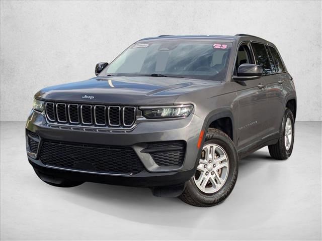 Used 2023 Jeep Grand Cherokee Laredo image 1