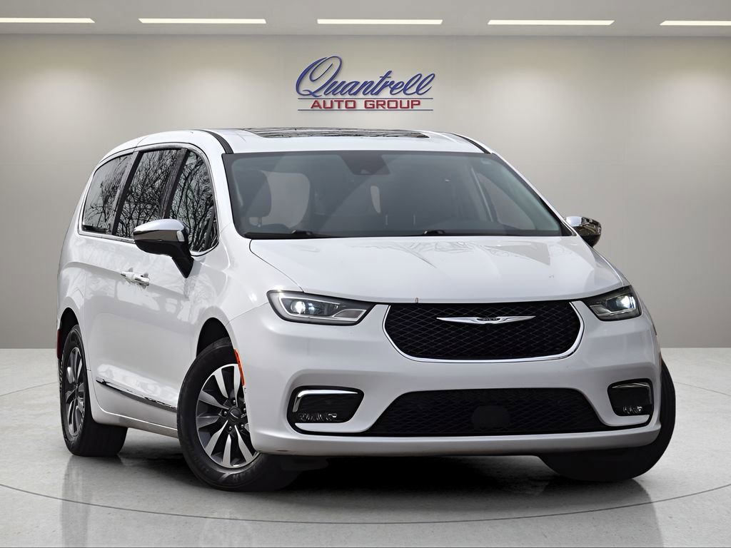 Used 2023 Chrysler Pacifica Limited w/ Uconnect Theater Family Group