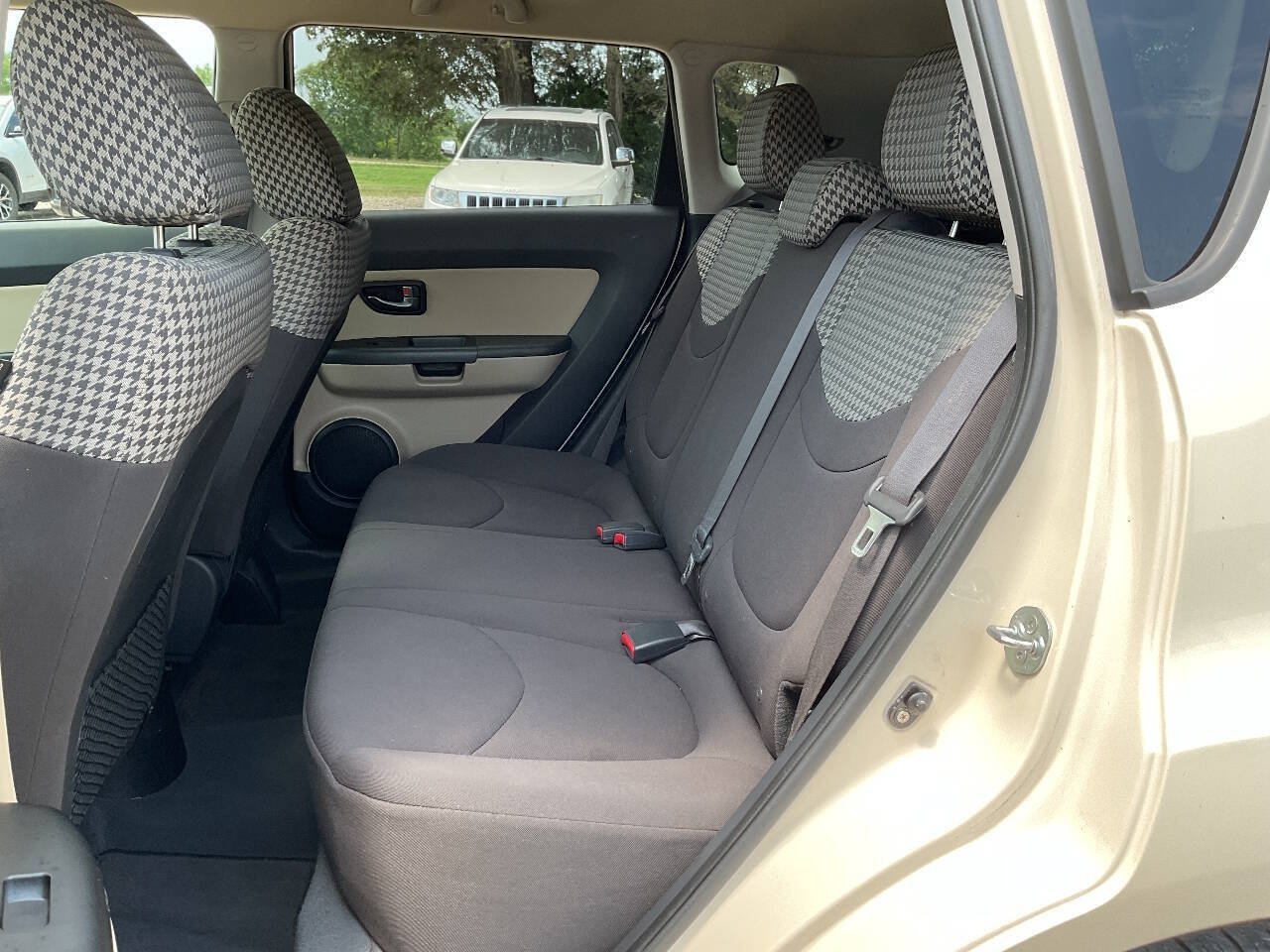 Used 2011 Kia Soul ! FWD image 12