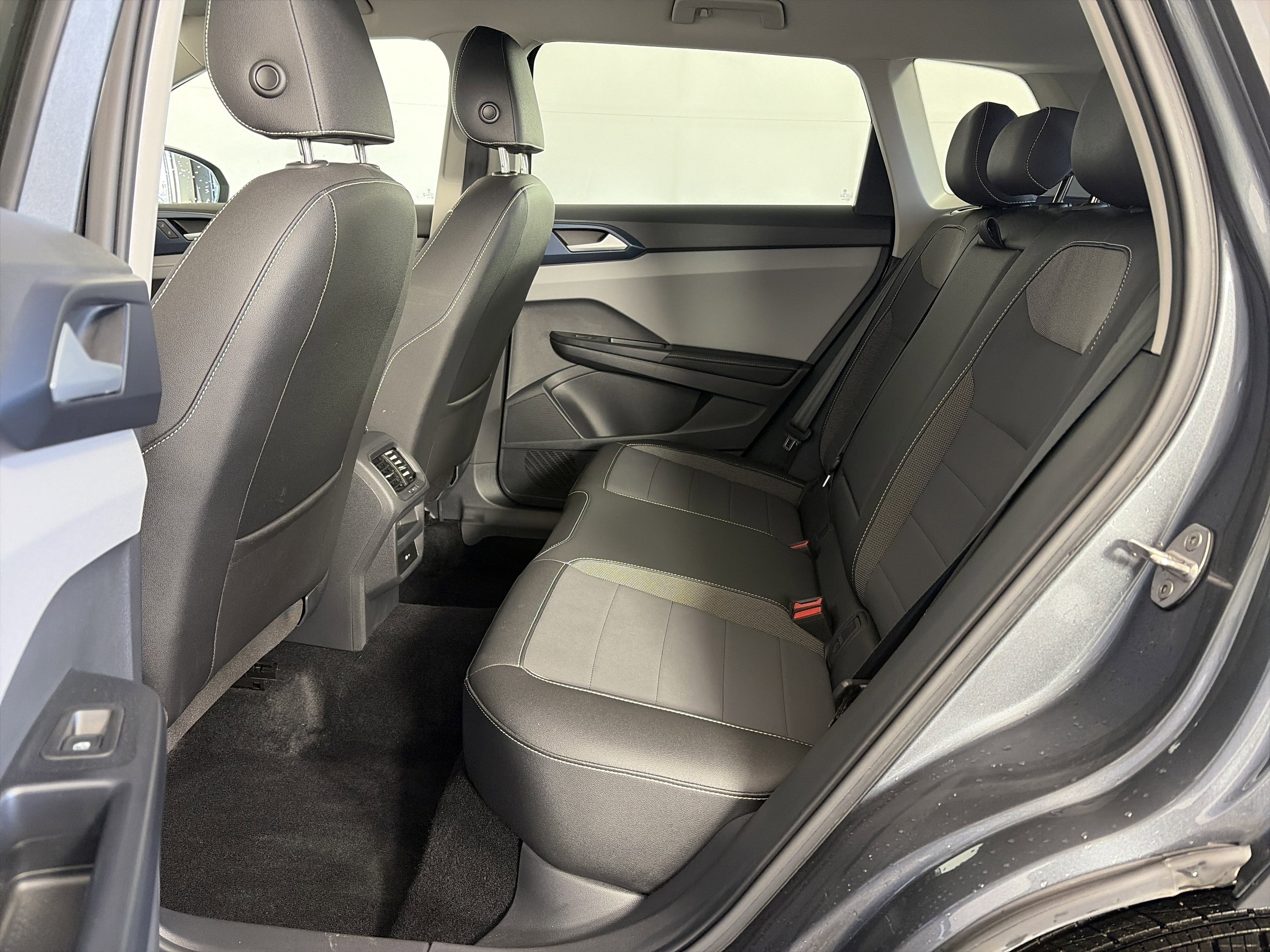 Used 2024 Volkswagen Taos SE image 7