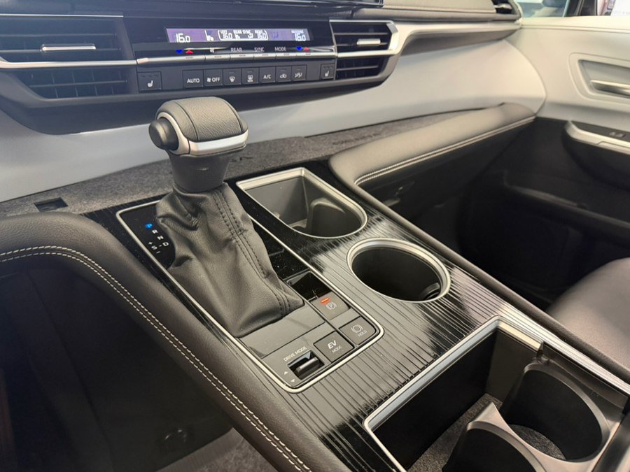 Used 2025 Toyota Sienna XSE FWD image 72