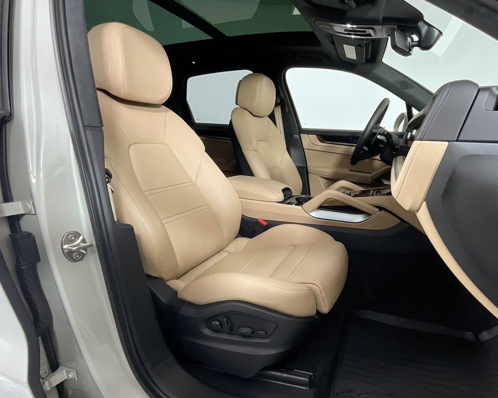 Certified 2024 Porsche Cayenne Turbo image 23