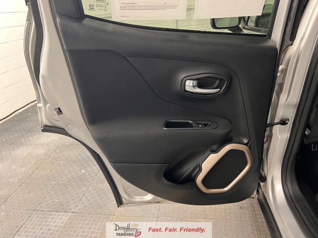 Used 2017 Jeep Renegade Latitude FWD image 32