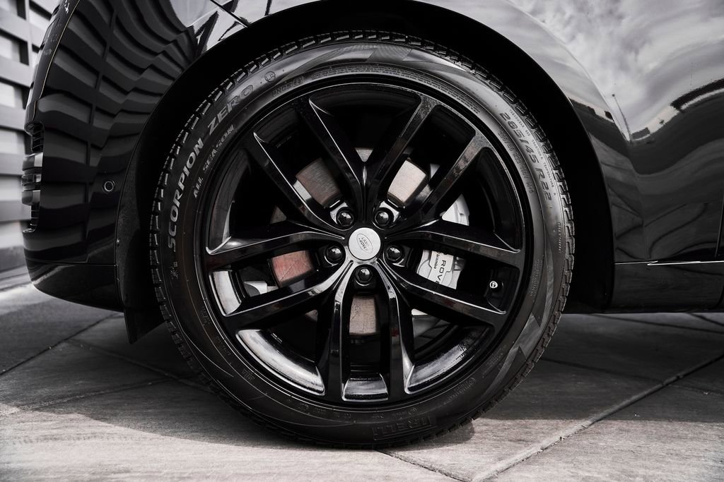 Used 2025 Land Rover Range Rover Long Wheelbase SE image 3