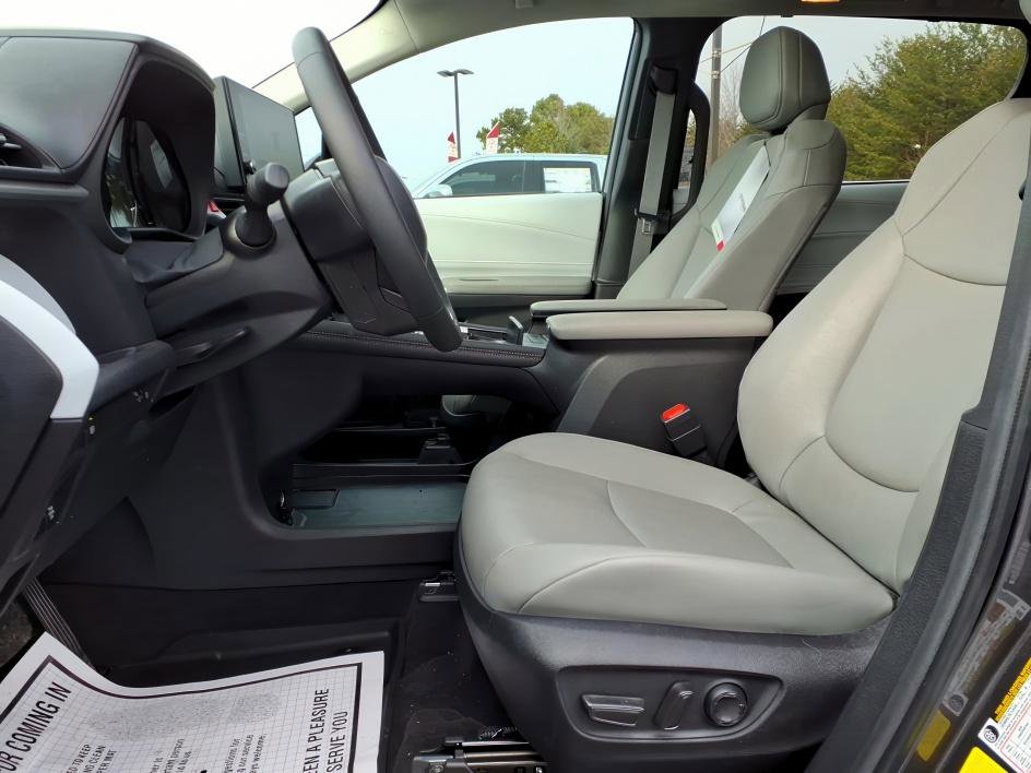 Used 2025 Toyota Sienna XLE image 16