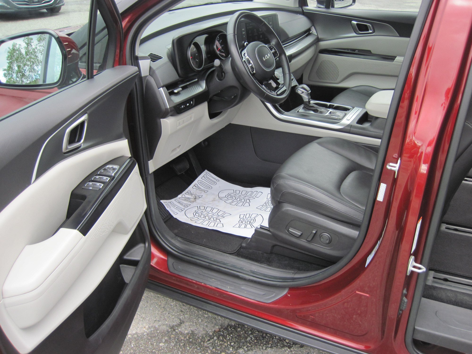 Used 2024 Kia Carnival LX FWD image 19