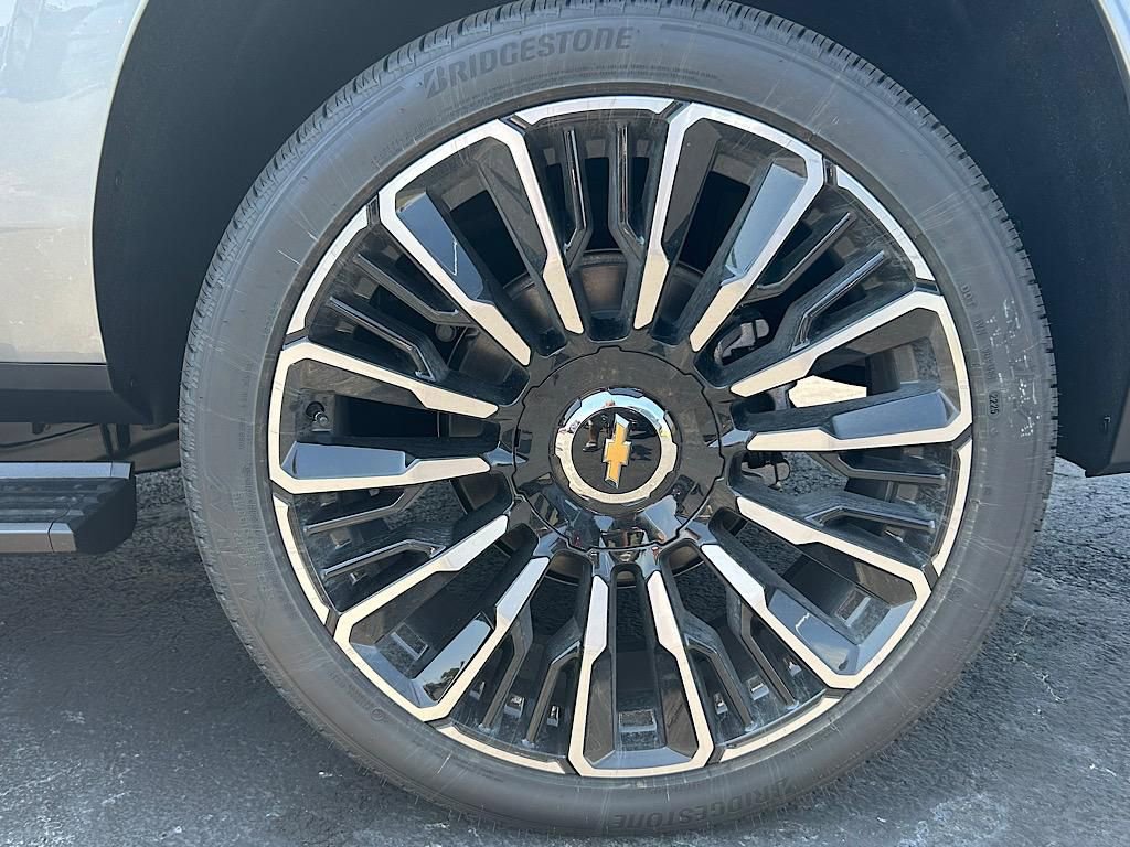 New 2025 Chevrolet Suburban High Country image 25