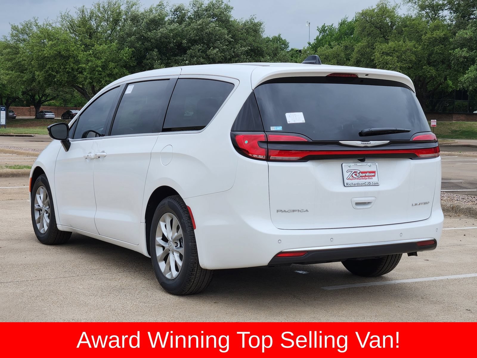New 2026 Chrysler Pacifica Limited w/ Uconnect Theater Family Group FWD image 4