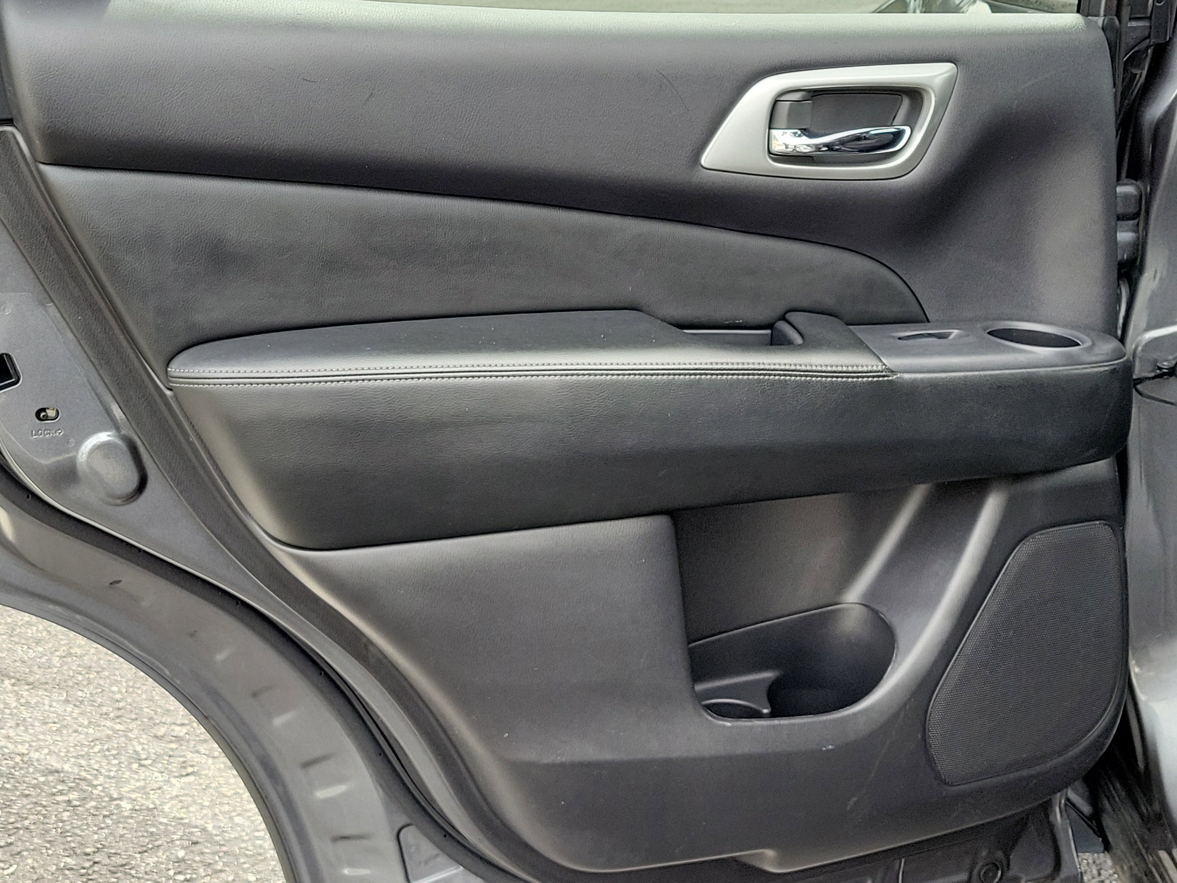 Used 2018 Nissan Pathfinder S image 11