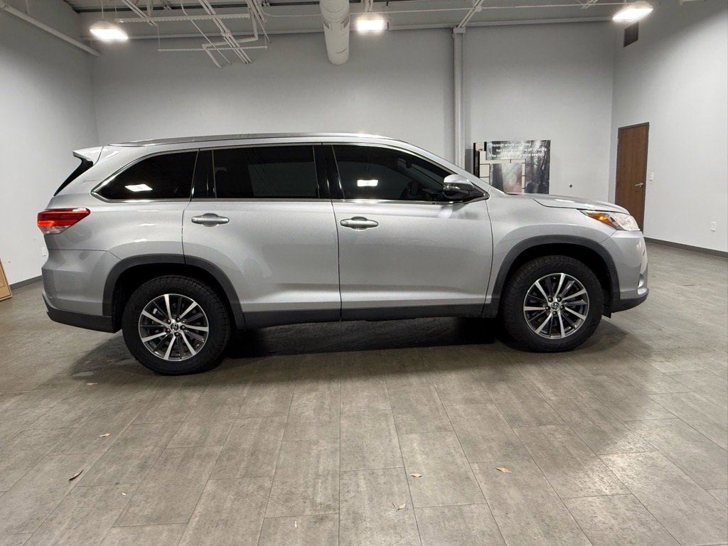 Used 2019 Toyota Highlander XLE image 3