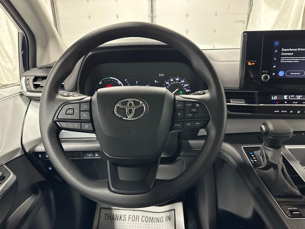 Used 2025 Toyota Sienna LE FWD image 18