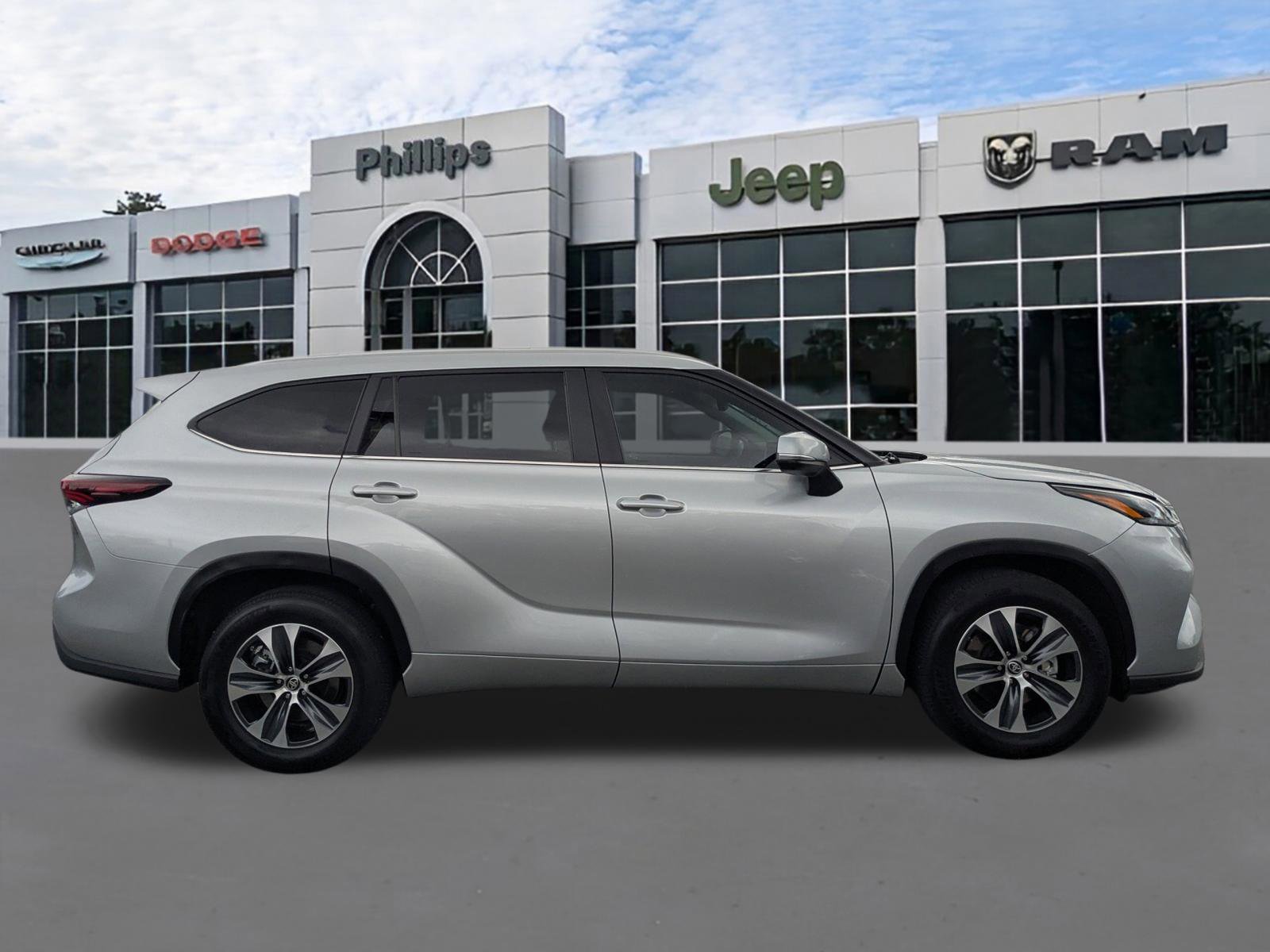 Used 2024 Toyota Highlander XLE image 2