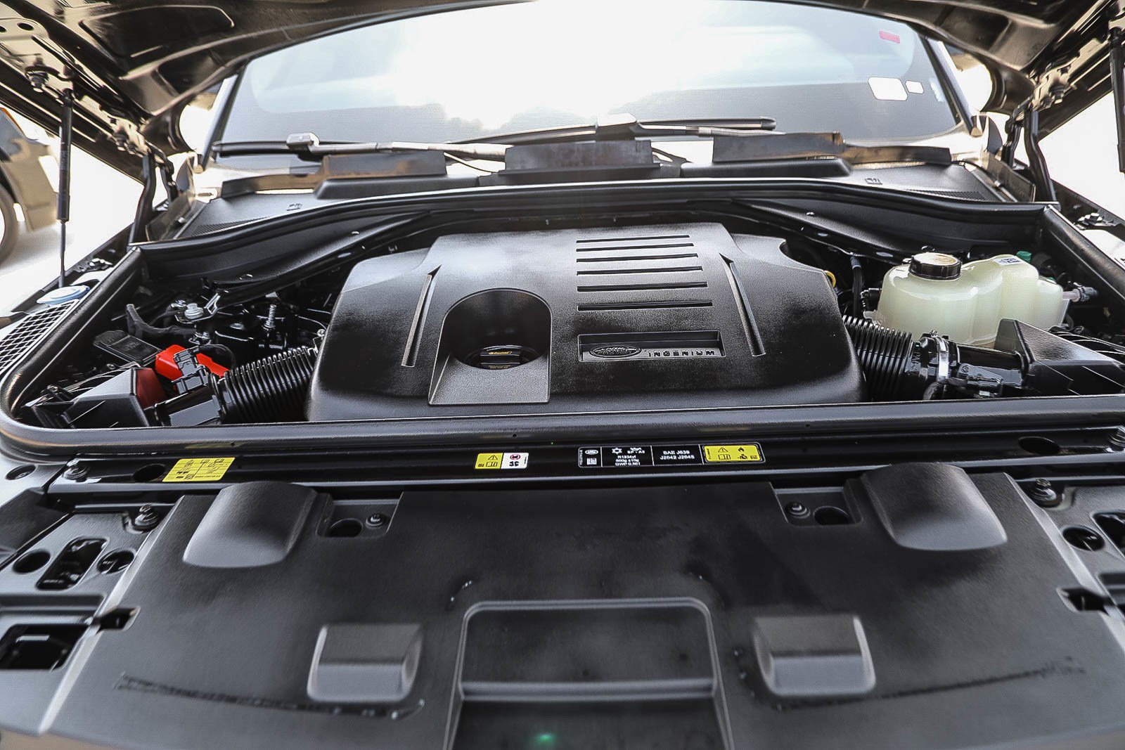 Used 2025 Land Rover Range Rover Sport SE AWD/4WD image 26