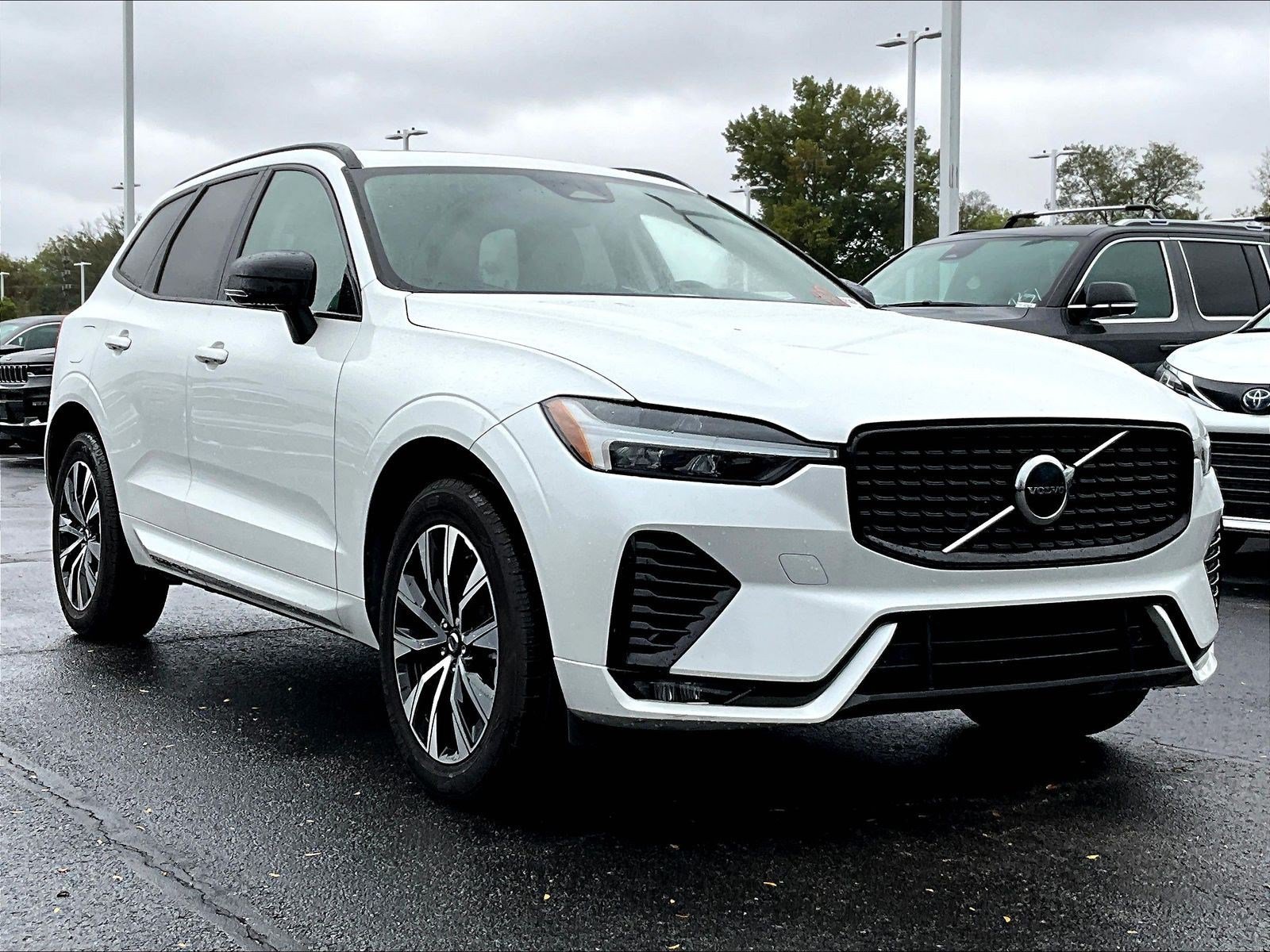 Used 2024 Volvo XC60 B5 Core w/ Protection Package Premier AWD/4WD image 3