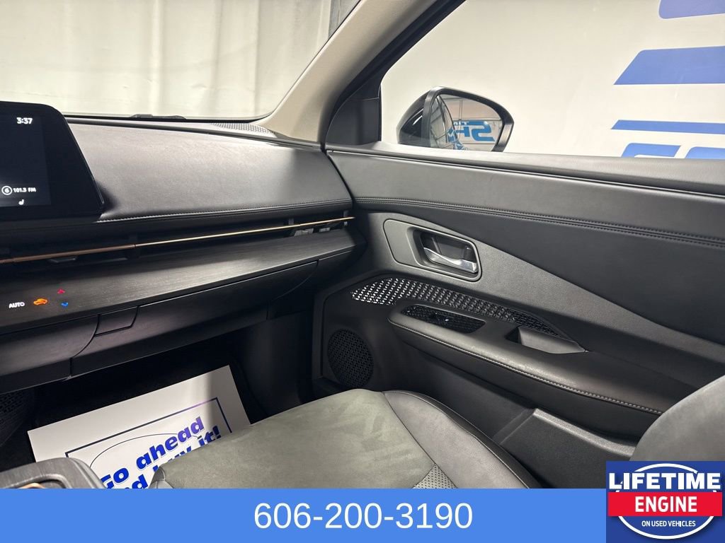 Used 2023 Nissan Ariya AWD image 23