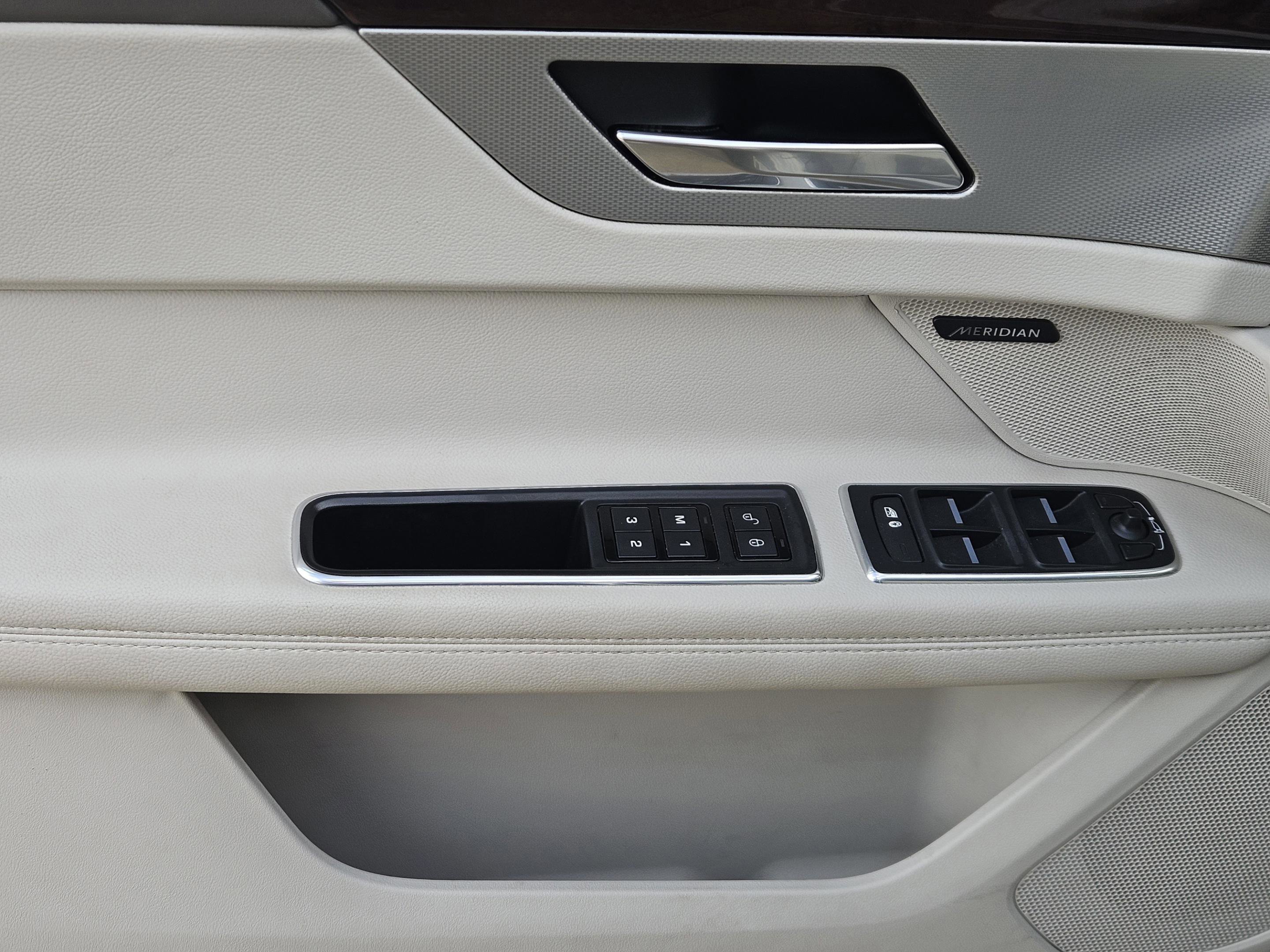 Used 2017 Jaguar XF Prestige image 25