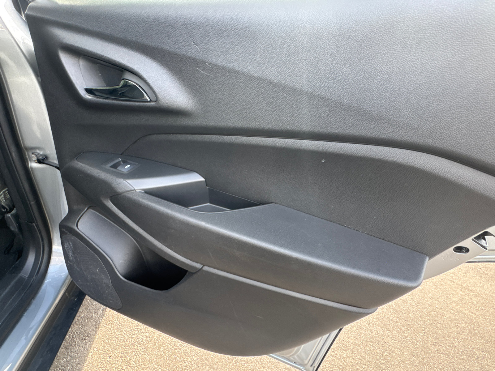 Used 2025 Chevrolet Trax LT FWD image 17