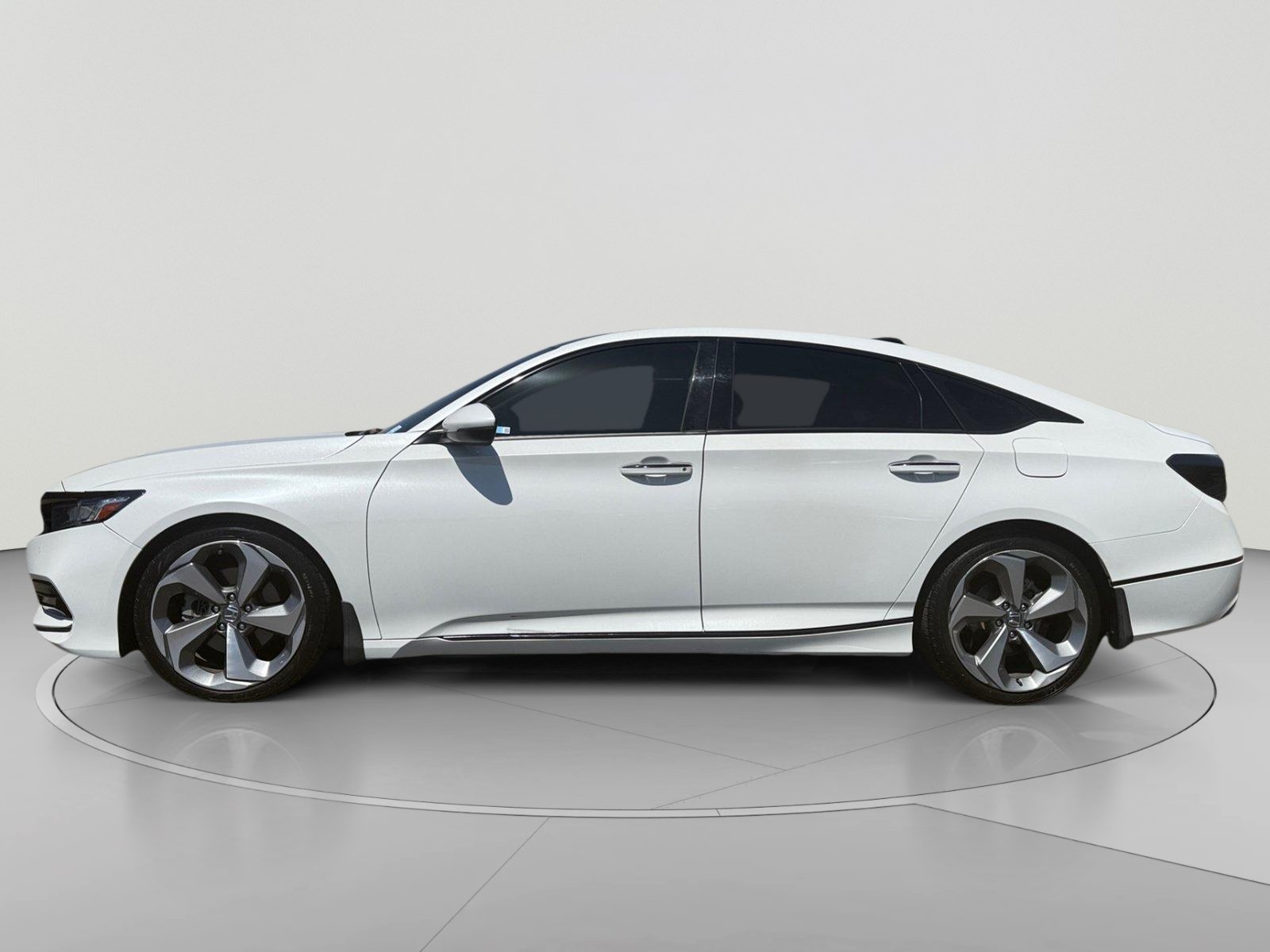 Used 2018 Honda Accord Touring image 2
