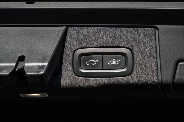 Used 2023 Volvo XC60 B6 Ultimate w/ Protection Package Premier image 11