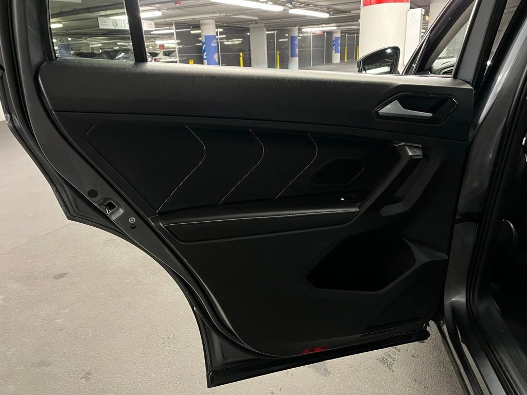 Used 2023 Volkswagen Tiguan SE w/ Panoramic Sunroof Package image 21
