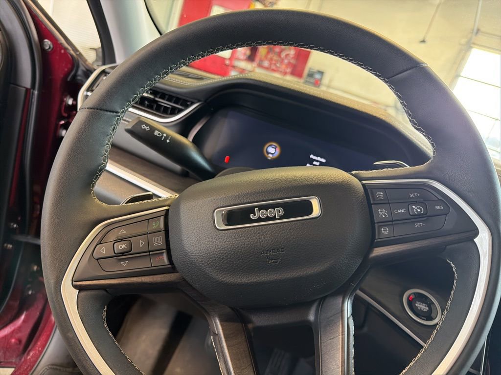 Used 2023 Jeep Grand Cherokee Limited w/ Luxury Tech Group II image 34