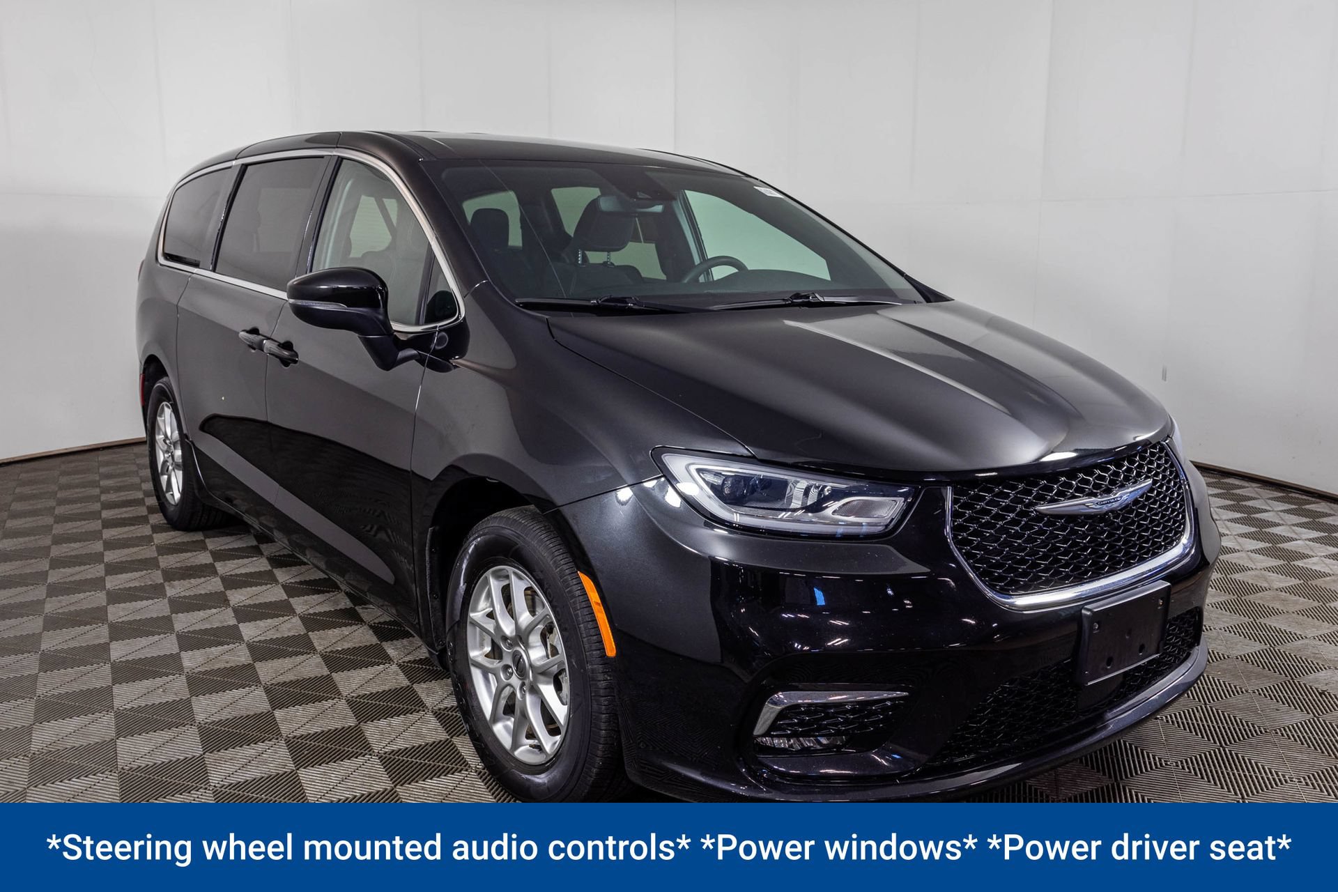 Used 2023 Chrysler Pacifica Touring FWD image 11
