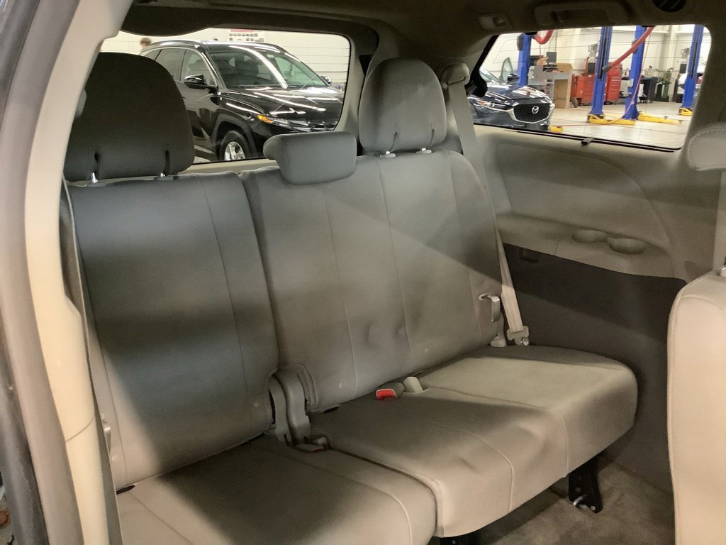 Used 2015 Toyota Sienna XLE FWD image 16