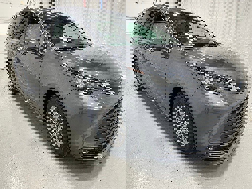 Used 2025 Toyota Sienna XLE image 1