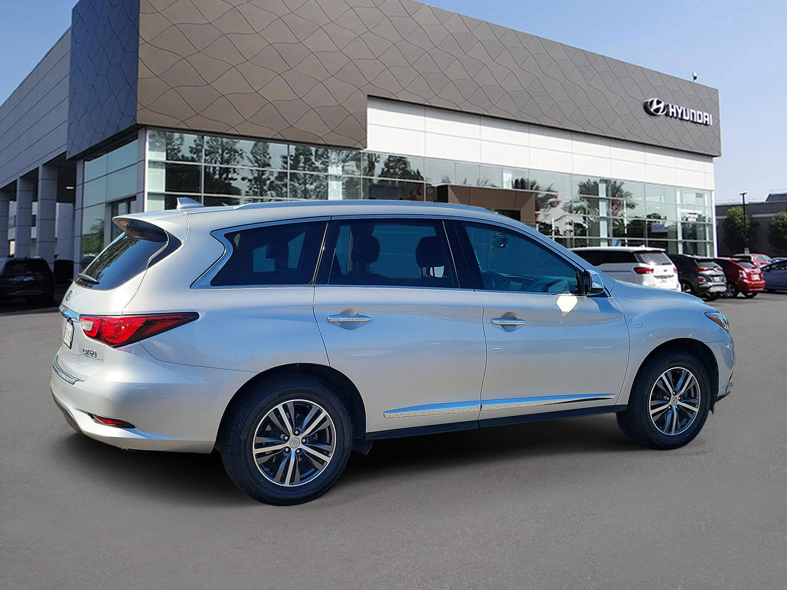 Used 2017 INFINITI QX60 Luxe w/ Premium Package AWD/4WD image 2