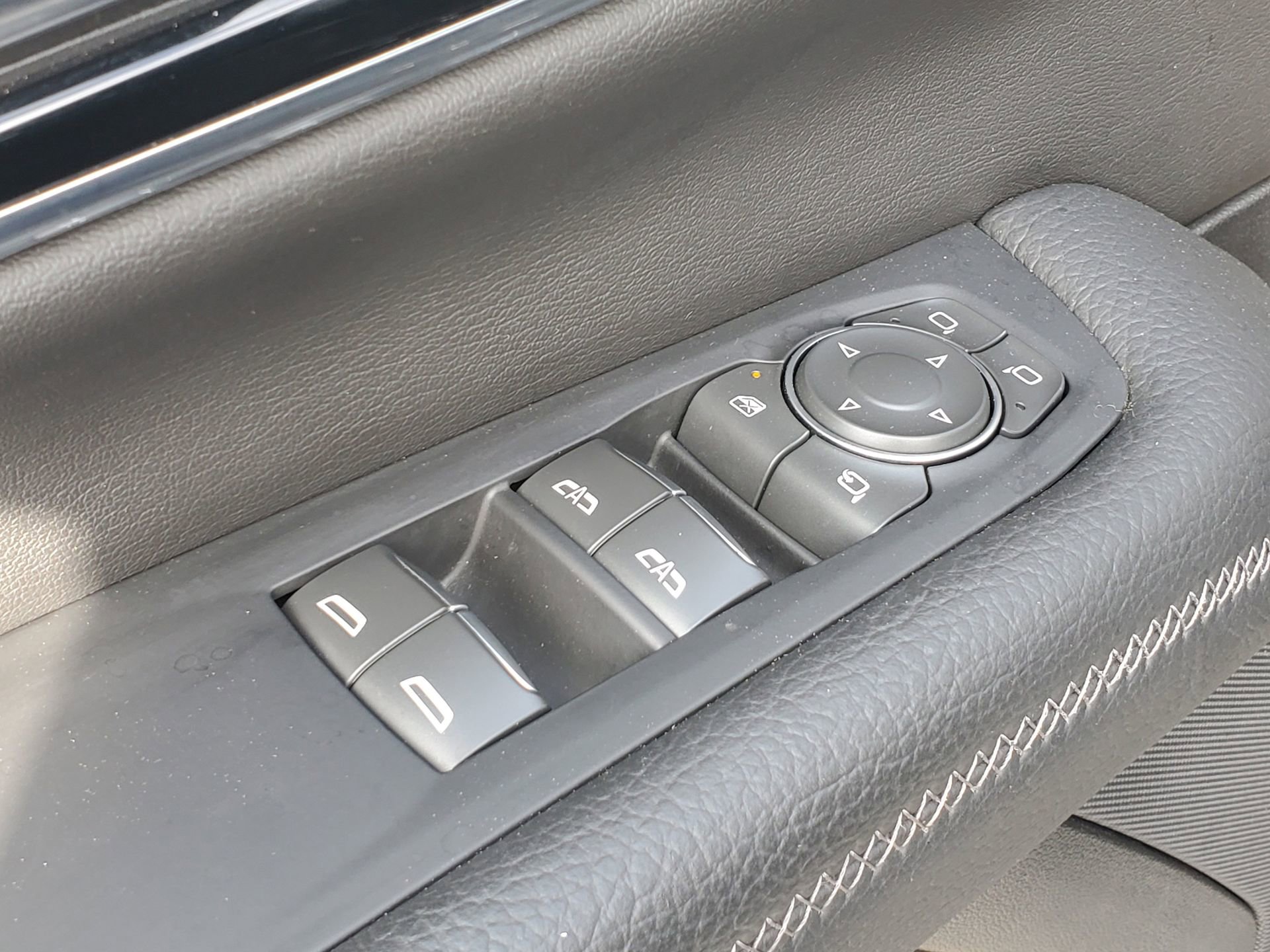 Used 2025 GMC Yukon Denali RWD image 21