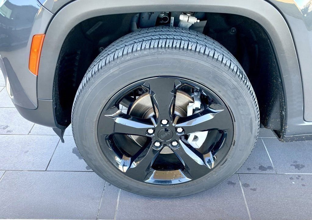 Used 2023 Jeep Grand Cherokee Altitude image 11