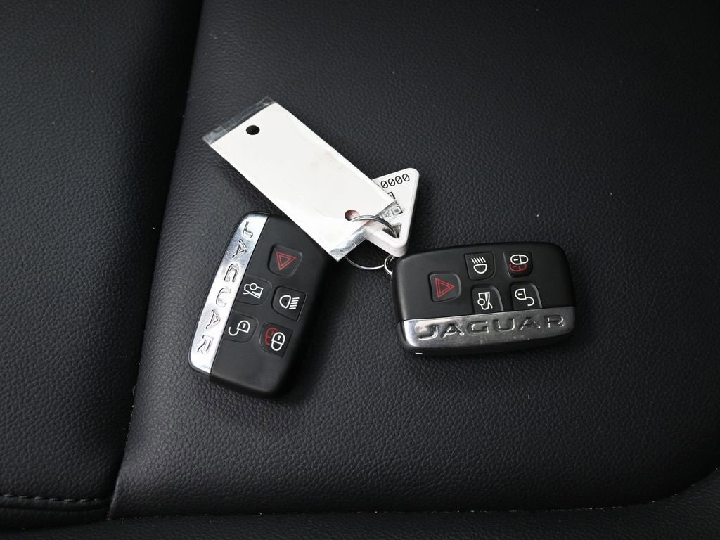 Used 2017 Jaguar XE Premium image 33