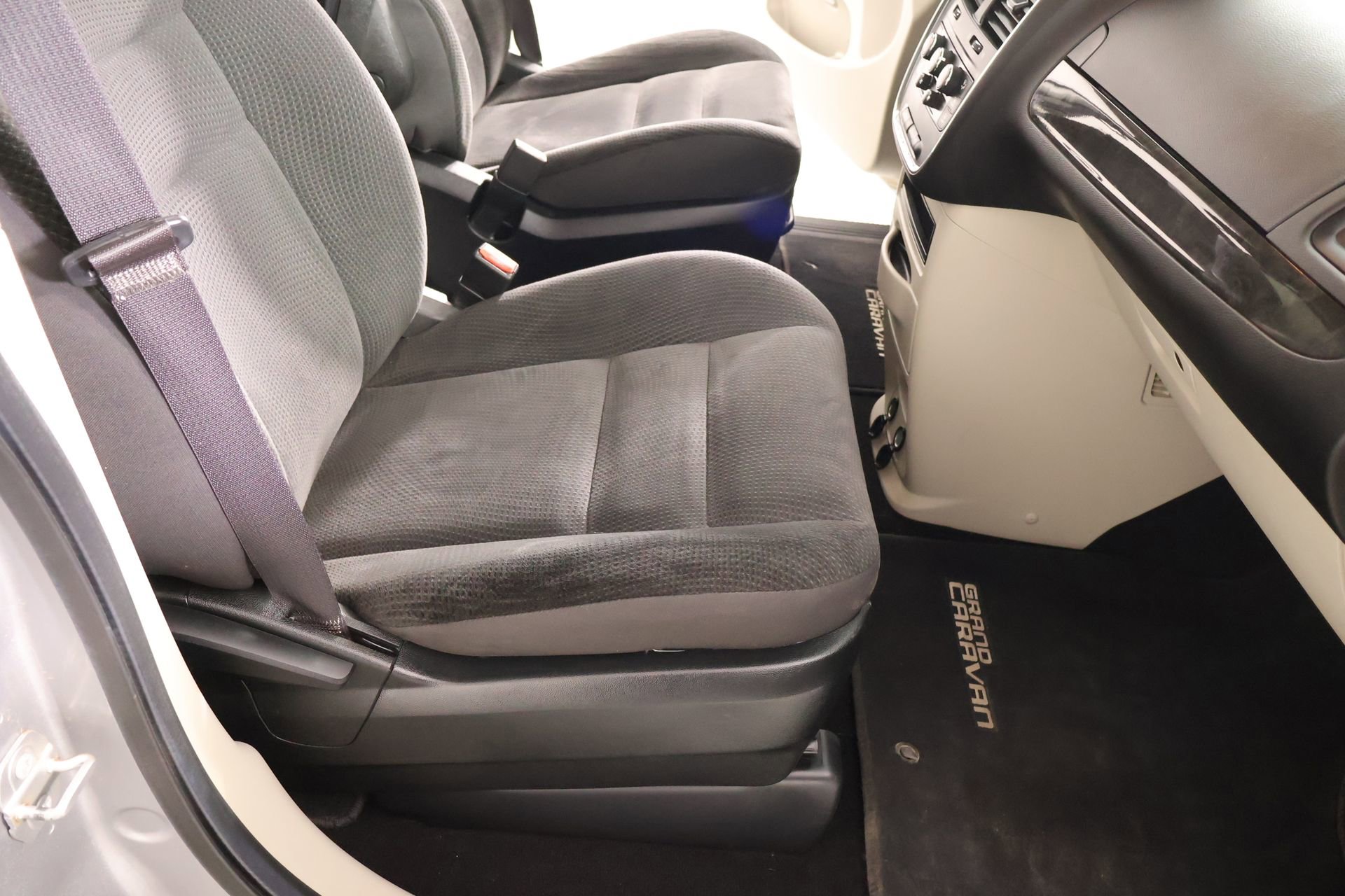 Used 2017 Dodge Grand Caravan SE w/ Power Window Group FWD image 13