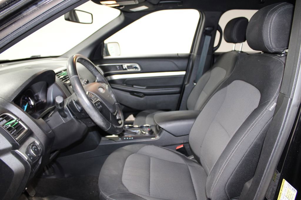 Used 2017 Ford Explorer XLT w/ Equipment Group 201A AWD/4WD image 17